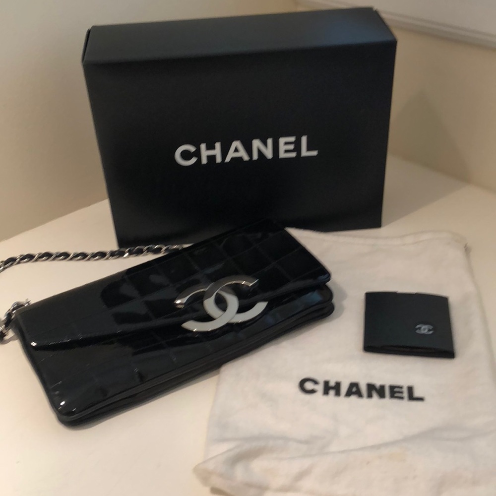 CHANEL quilted patent leather shoulder bag